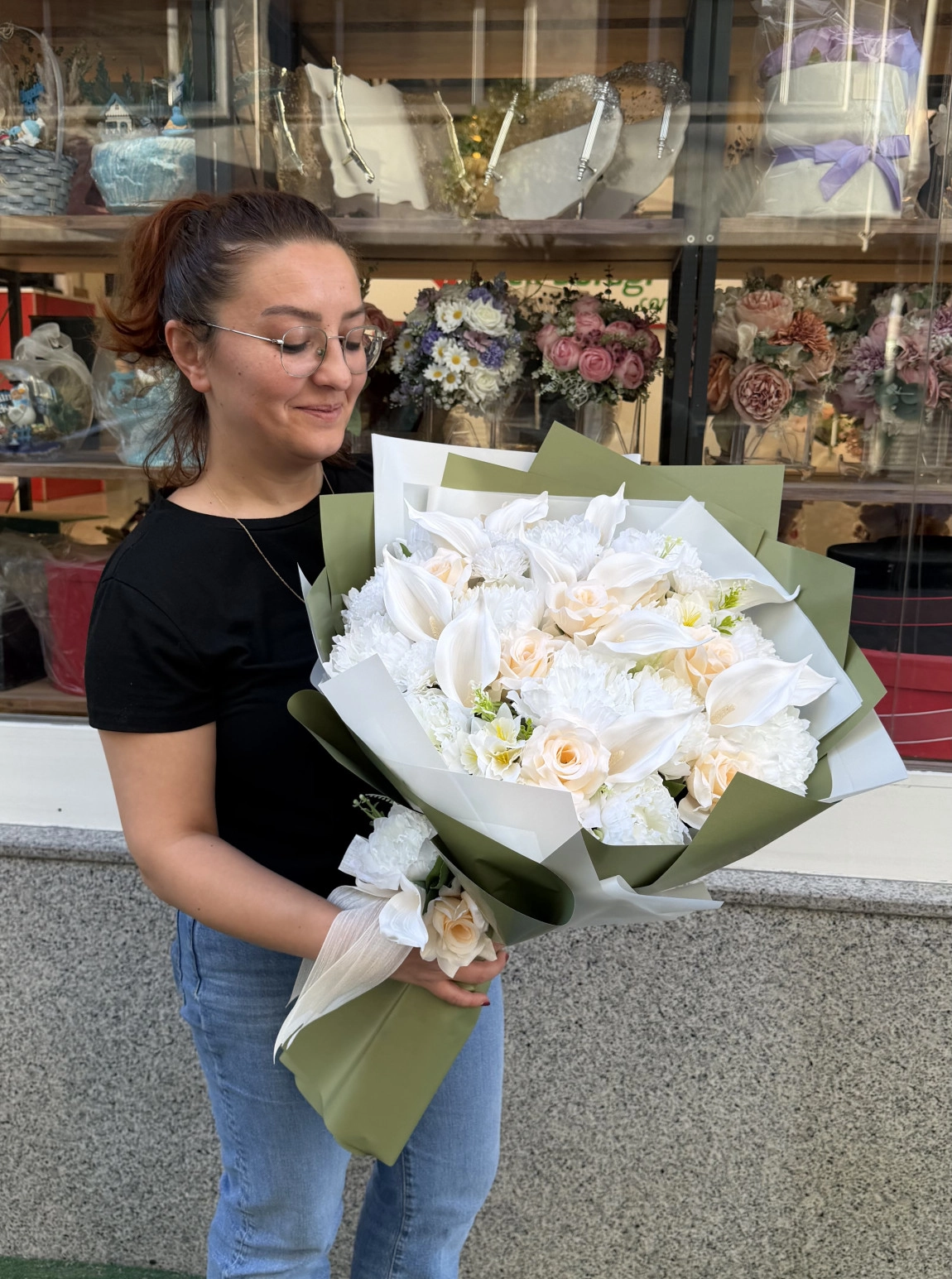 Beyaz Gala Ve Krem Gül Detaylı Lüks Büyük Boy Buket