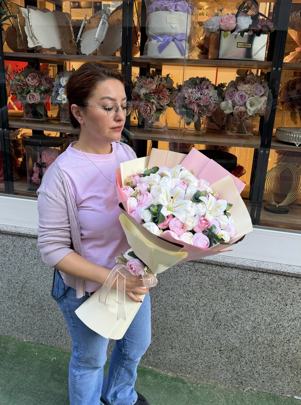 Beyaz Lilyum Ve Pembe Şakayık Güller Lüks Tasarım Buketi