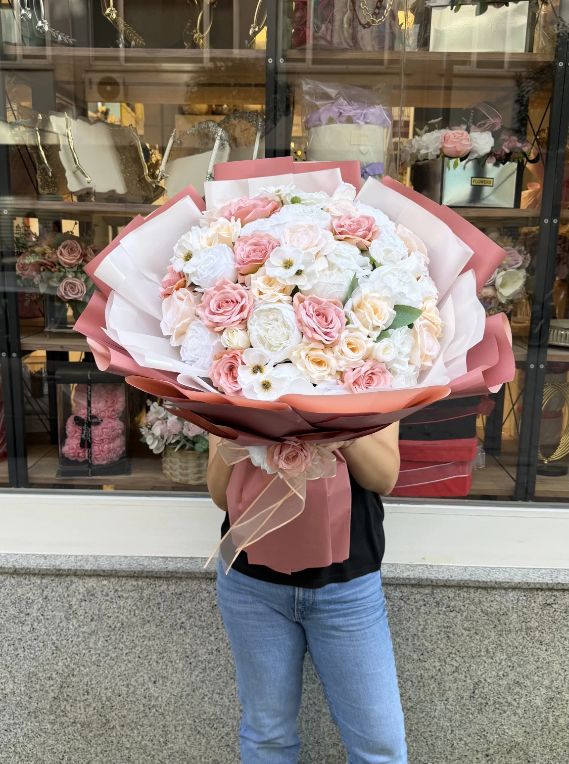 Lüks Pembe Ve Beyaz Güllerle Hazırlanmış Büyük Boy Buket