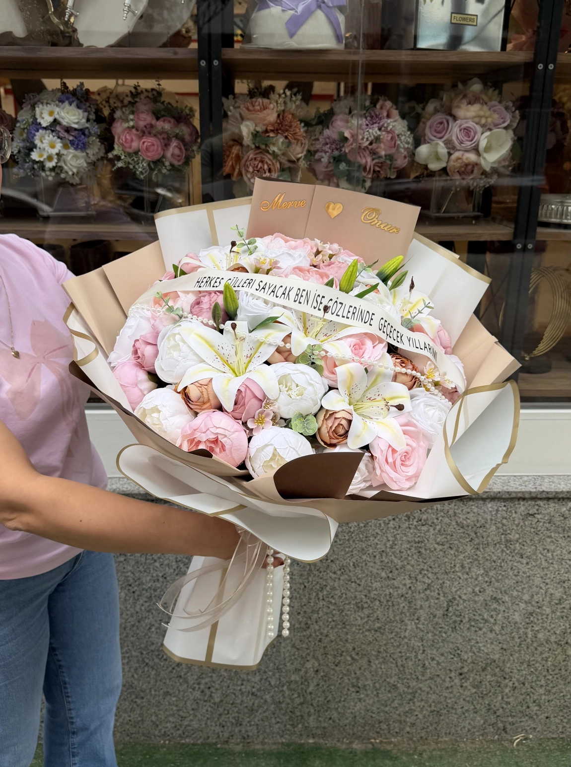 Lüks Tasarım Pembe Ve Beyaz Şakayık Ile Lilyum Buketi