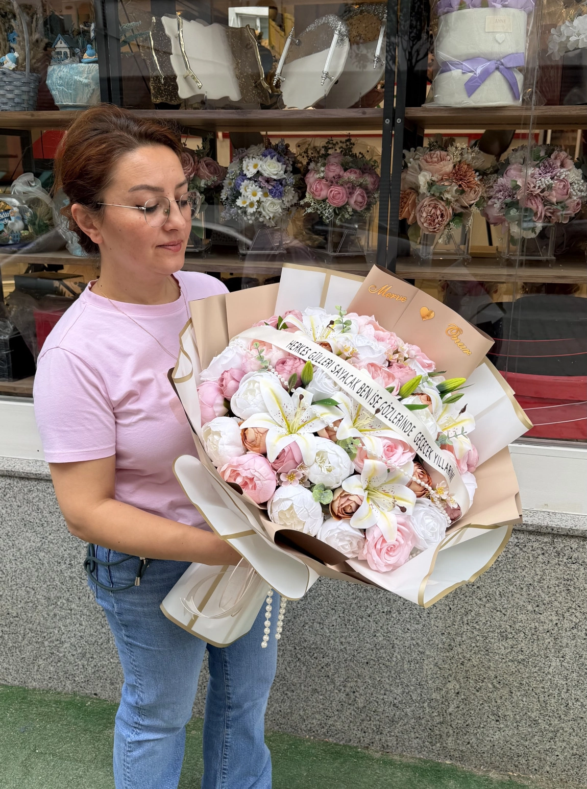 Lüks Tasarım Pembe Ve Beyaz Şakayık Ile Lilyum Buketi