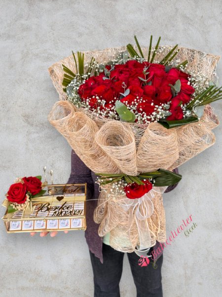 41 Kırmızı Gül Canlı Buketimiz Ve Çikolatamız