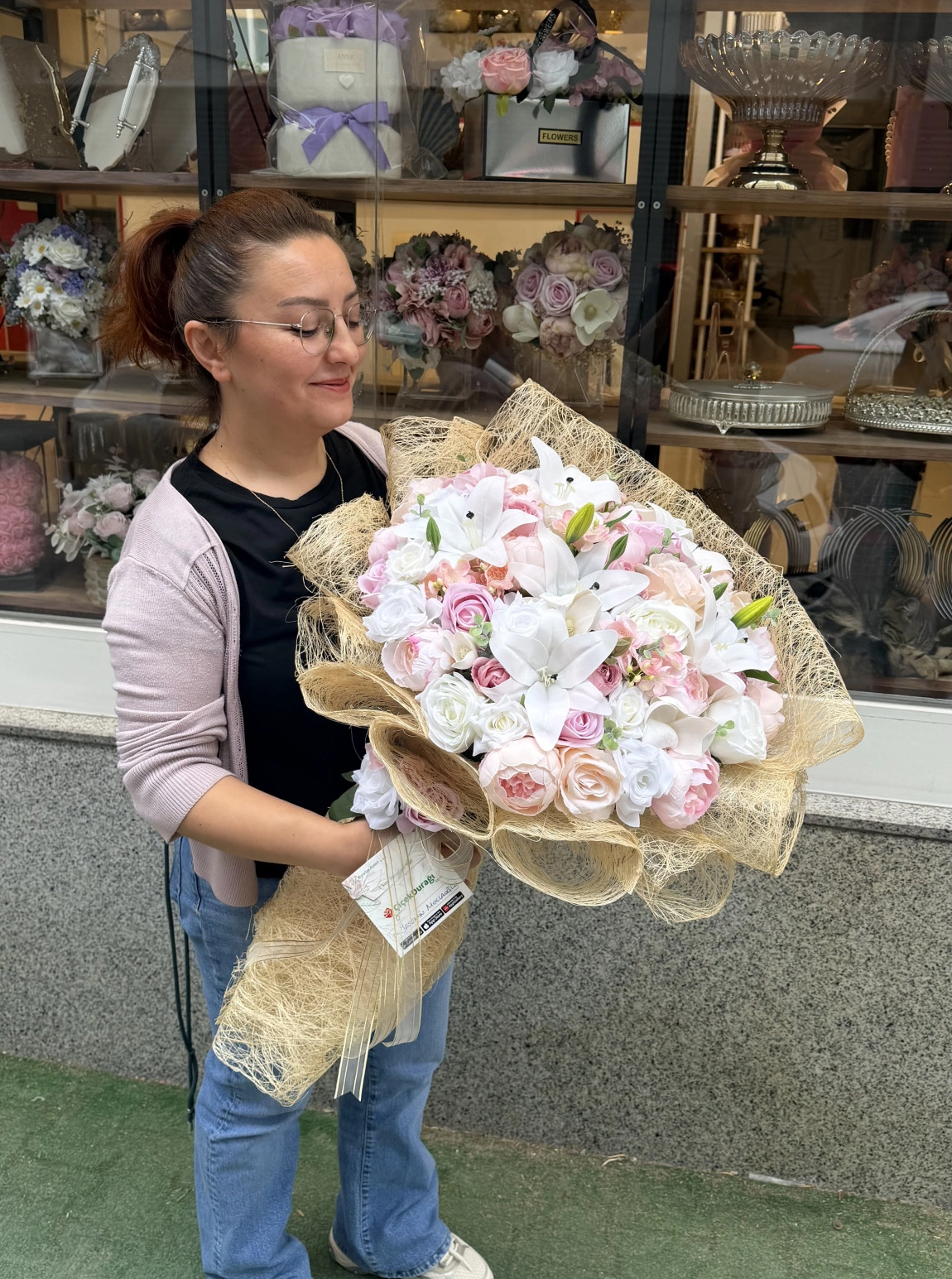 Altın Sarısı File Ambalajda Beyaz Lilium Ve Pembe Gül Buketi