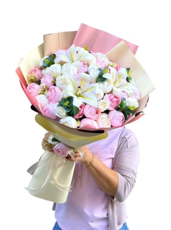 Beyaz Lilyum Ve Pembe Şakayık Güller Lüks Tasarım Buketi