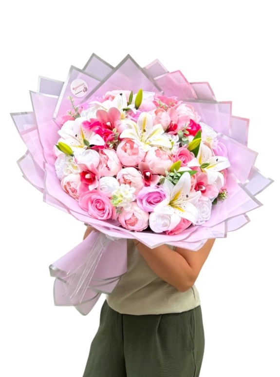 Lüks Pembe Ambalajda Beyaz Lilyum Ve Pembe Şakayık Buketi