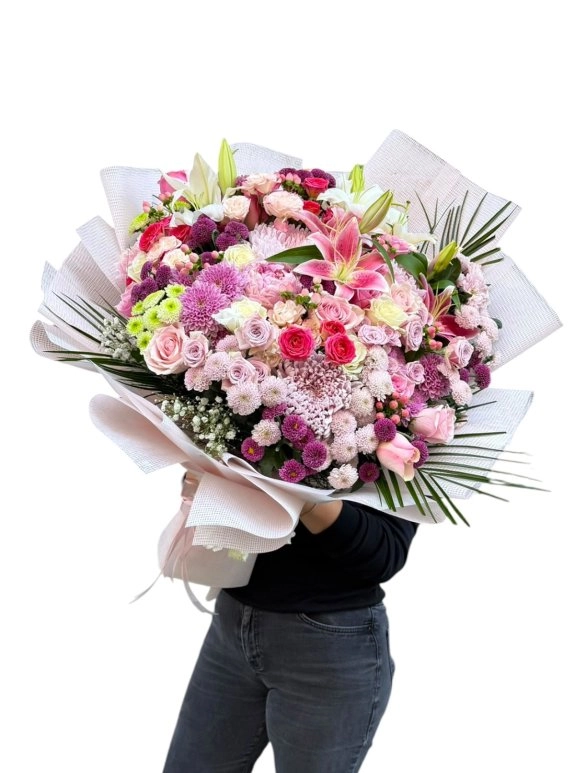 Lüks Pembe Lilyum Ve Karışık Mevsim Çiçekleri Büyük Boy Buketi