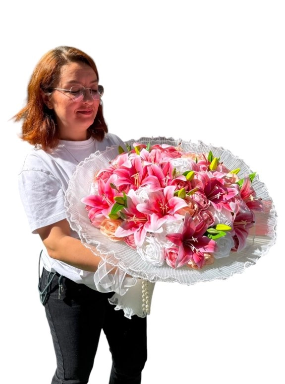 Lüks Pileli Tül Ambalajda Pembe Lilyum Ve Gül Buketi